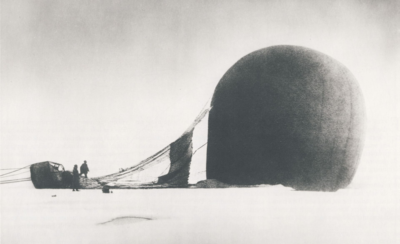 S. A. Andrée y Knut Frænkel con el accidentado globo, fotografiados por el tercer expedicionario Nils Strindberg. La película expuesta de esta fotografía, junto con otras de la expedición se recuperó en 1930. Wikimedia Commons
